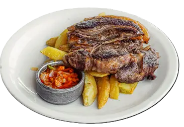 Ojo de bife grillado con salsa criolla y papas rústicas