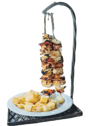 BROCHETE DE POLLO ACOMPAÑADA CON PAPAS CUBOS