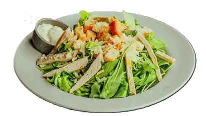 Ensalada Caesar de pollo con croutons y parmesano